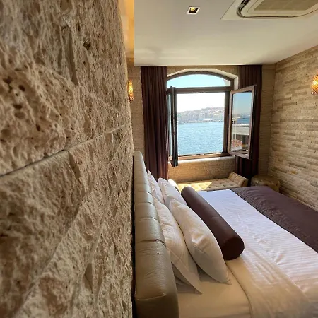 Kavi Seaside Hotel *
