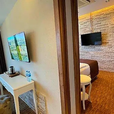Weingart Seaside Hotel 3*